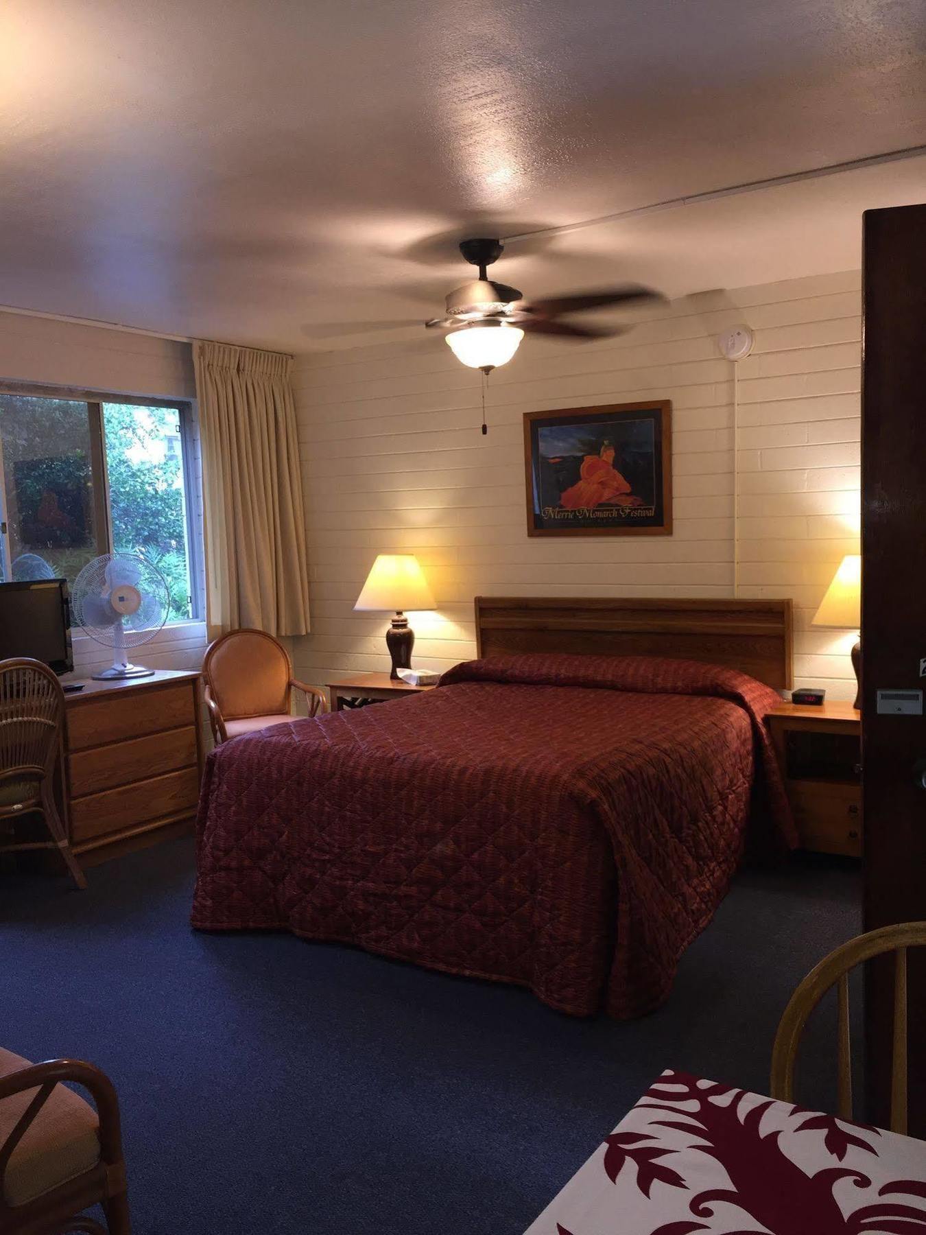 Dolphin Bay Hotel Hilo Exterior photo