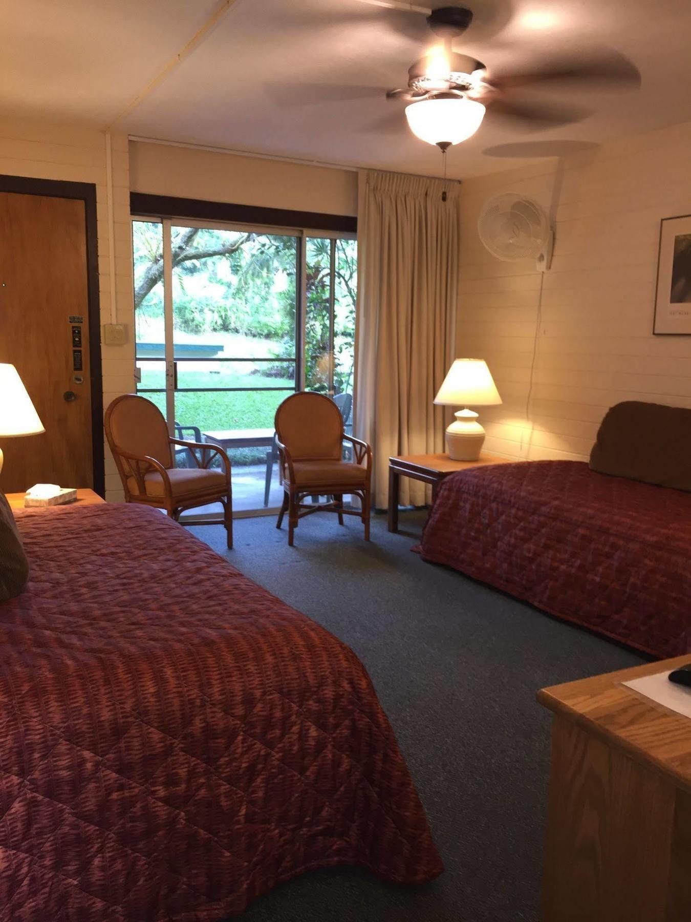 Dolphin Bay Hotel Hilo Exterior photo