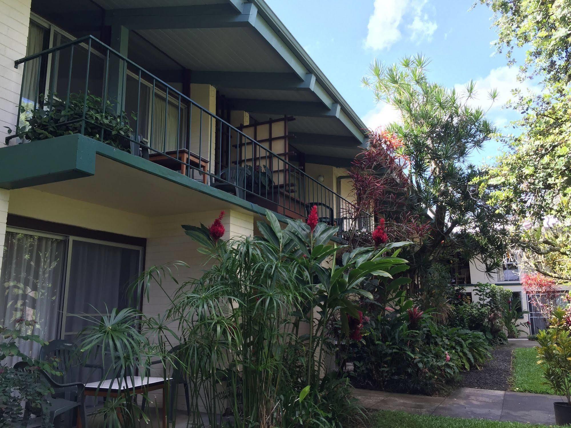 Dolphin Bay Hotel Hilo Exterior photo